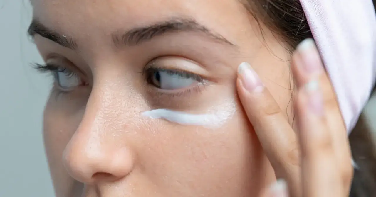 Kobieta z idealnym makijażem, podkreślone oczy i gładka cera