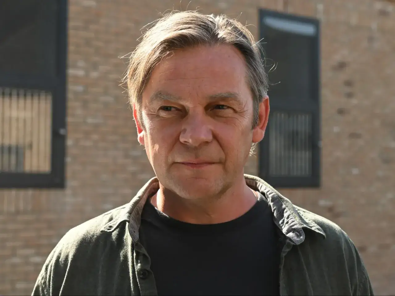 Portret mężczyzny w średnim wieku, kt&oacute;ry m&oacute;głby zagrać w filmach, serialach i programach. Ireneusz Czop w naturalnym ujęciu.