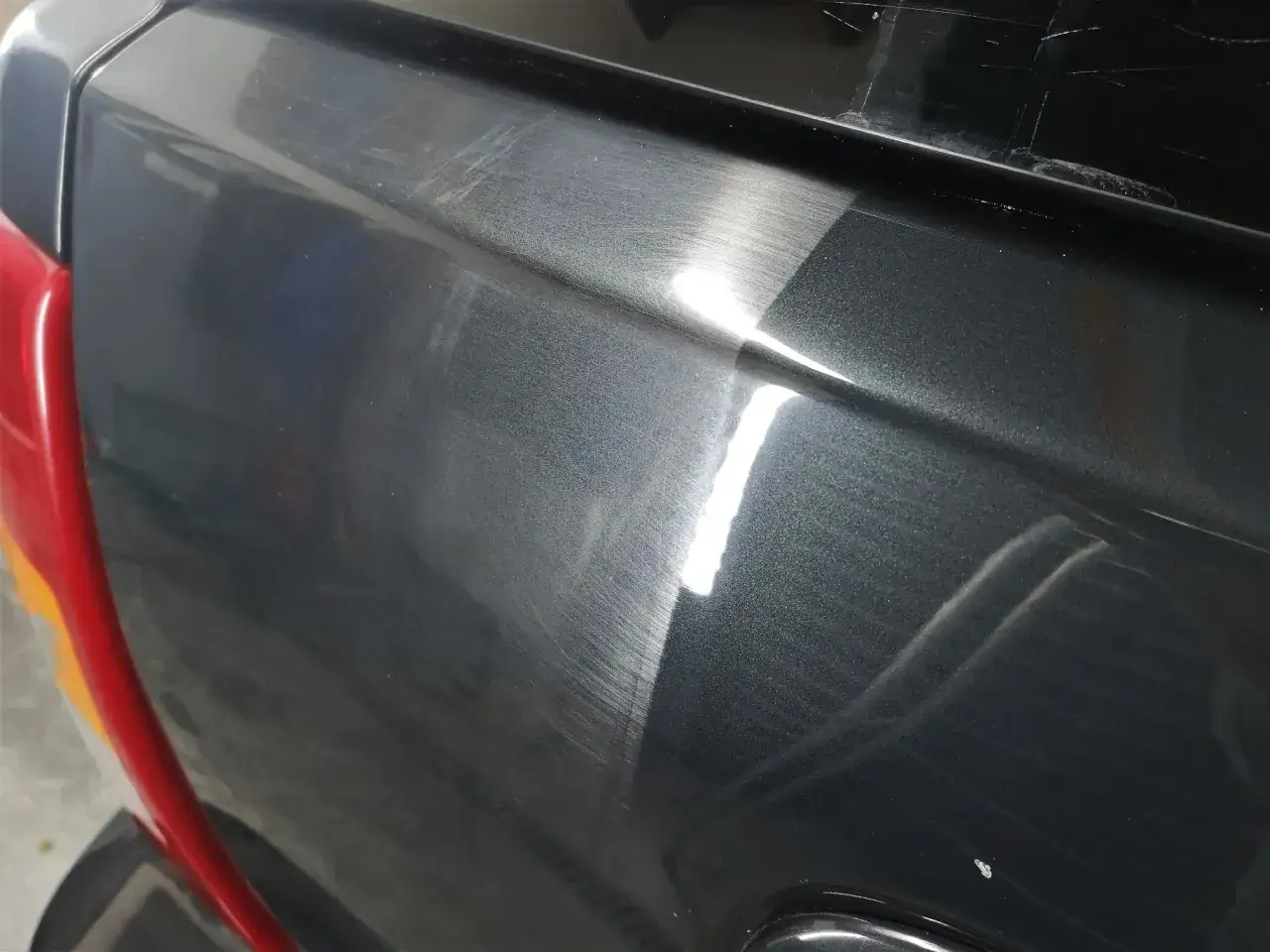 Porównanie lakieru przed i po polerowaniu. Widać wyraźnie, jak usunąć rysy z samochodu, przywracając mu blask.