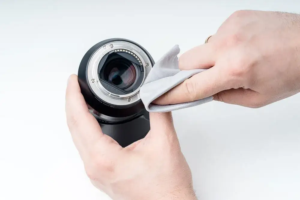 czyszczenie styków obiektywu i aparatu