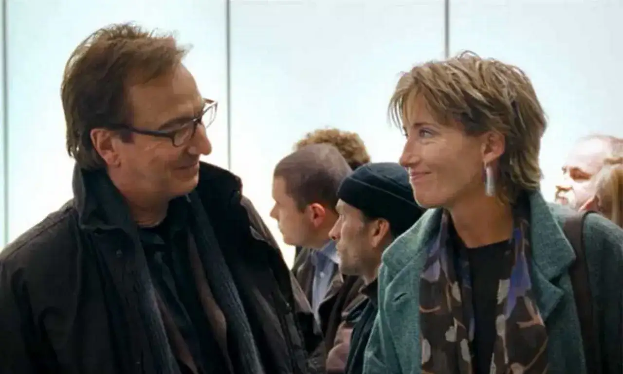 Alan Rickman i Emma Thompson, czyli to właśnie miłość obsada, patrzą na siebie z uśmiechem.
