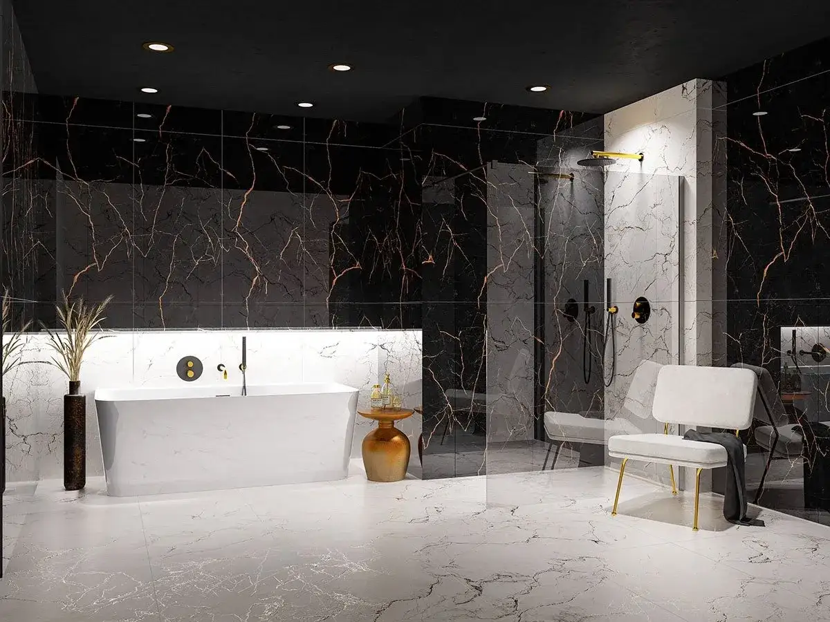 Eleganckie łazienki biało czarne z marmurowymi płytkami, wolnostojącą wanną i złotymi akcentami. Luksusowy design.