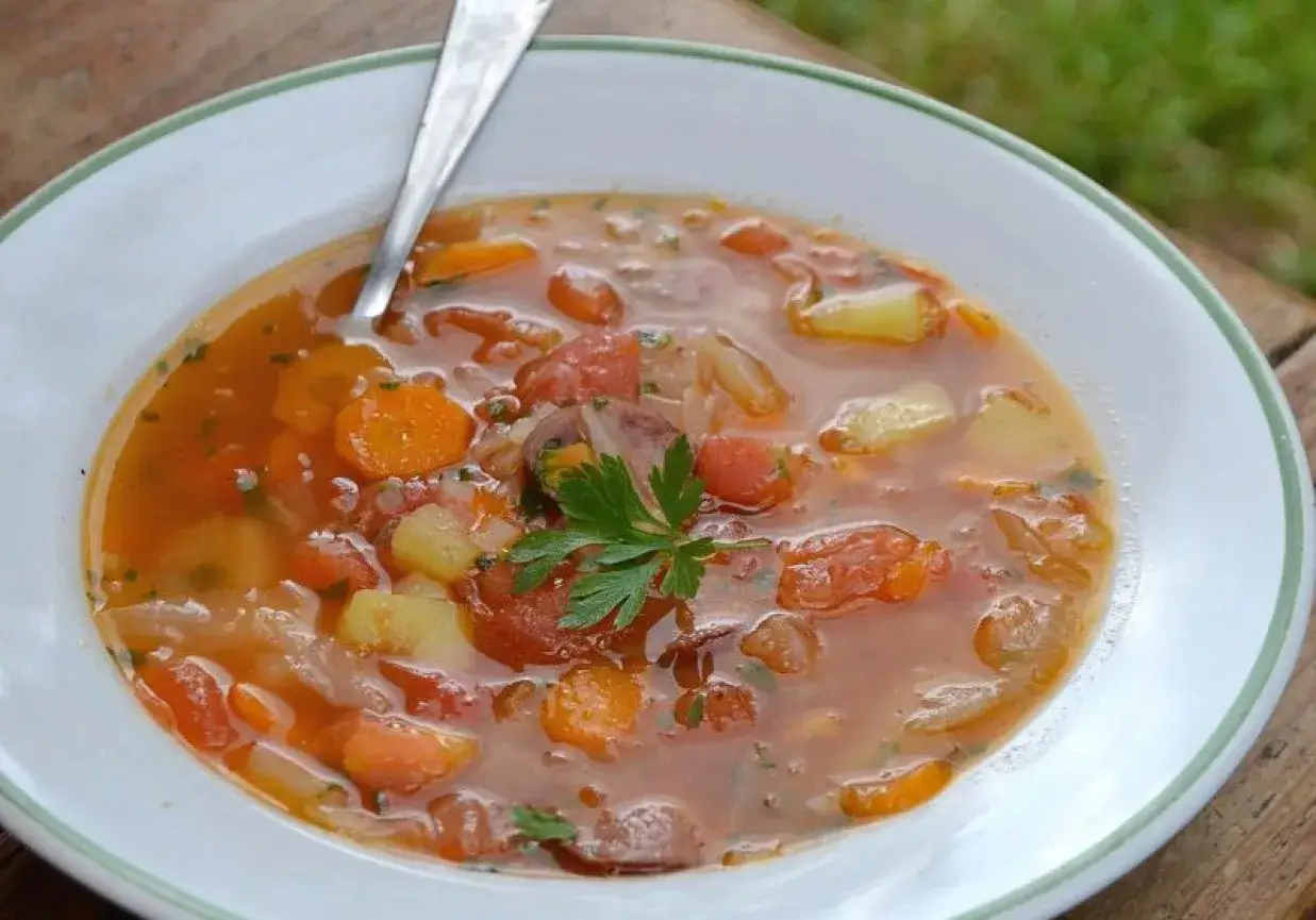 Kapuśniak z młodej kapusty z pomidorami