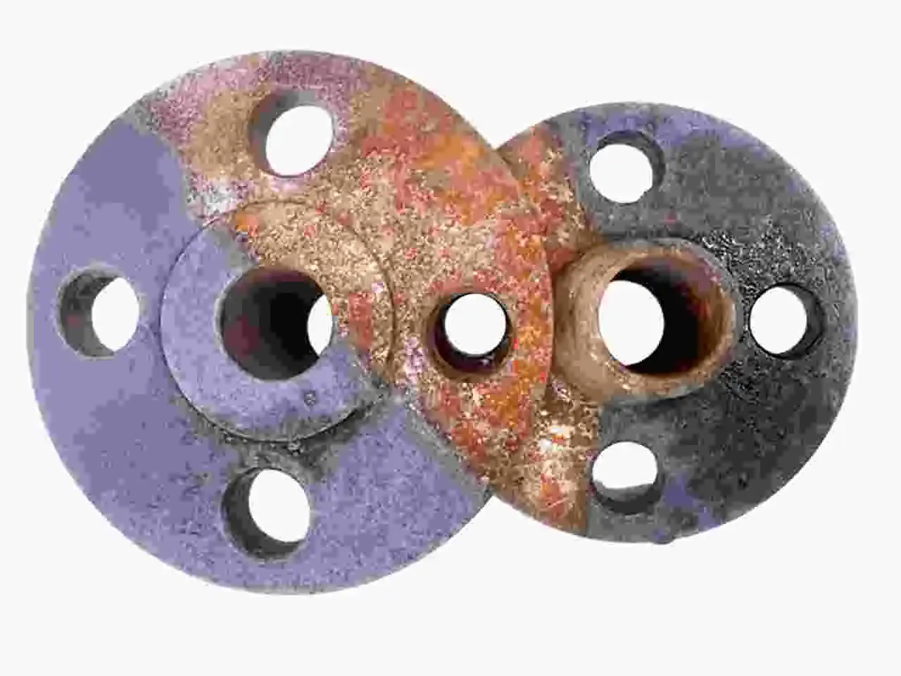 Dwa kołnierze, jeden z fioletową powłoką, drugi z czarną, z widocznymi ogniskami rdzy. Pokazuje, jak usunąć rdzę z trudno dostępnych miejsc.