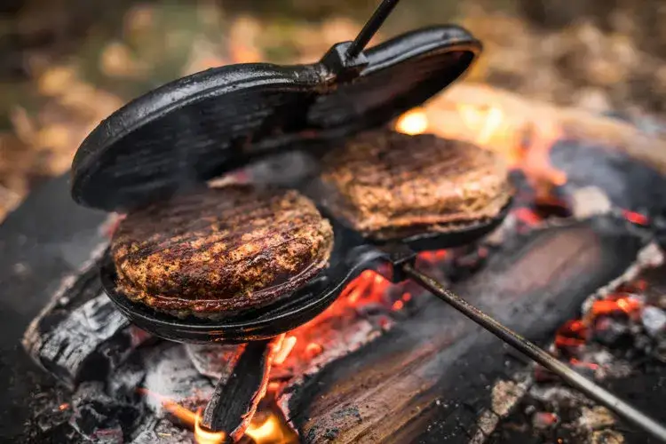 Patelnia żeliwna do burgerów, smażenie burgerów