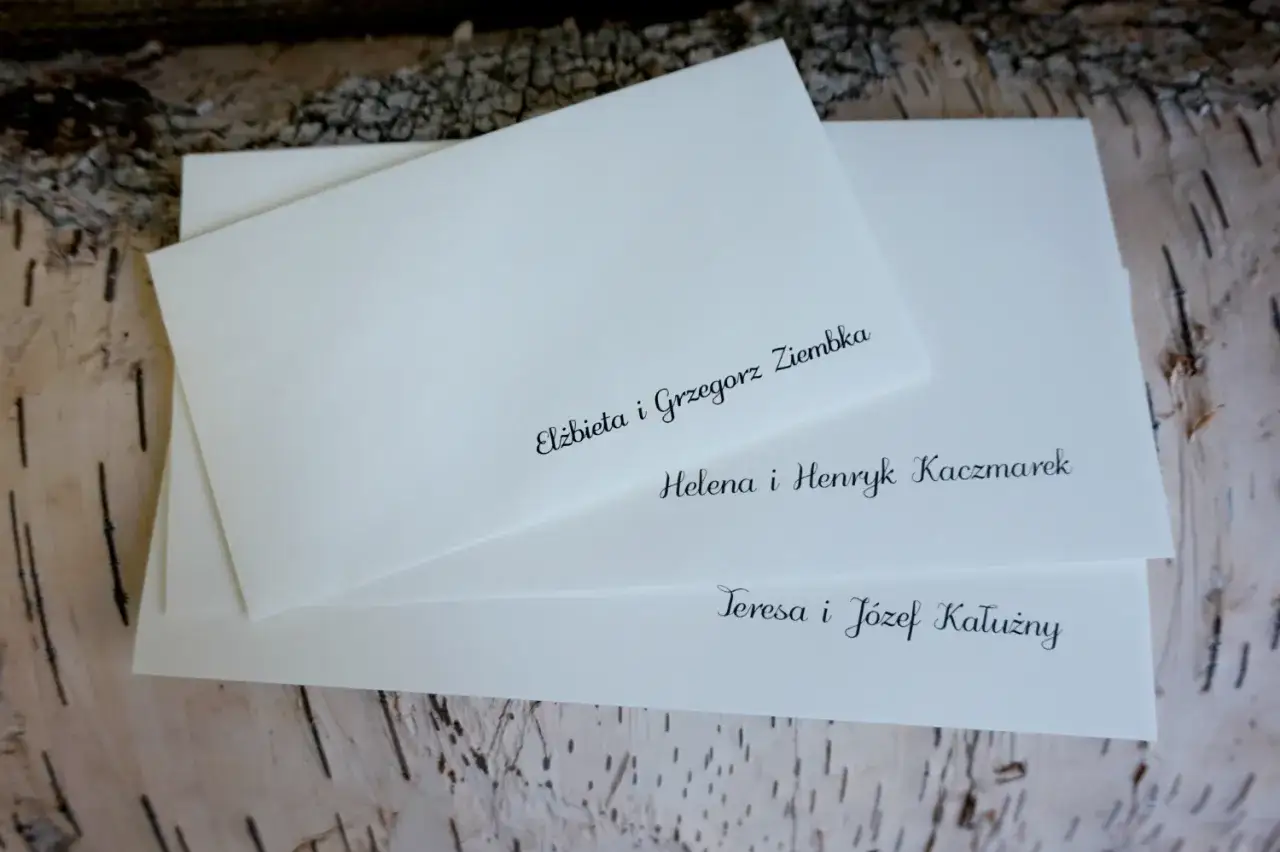 koperta ślubna adresowana odręcznym pismem