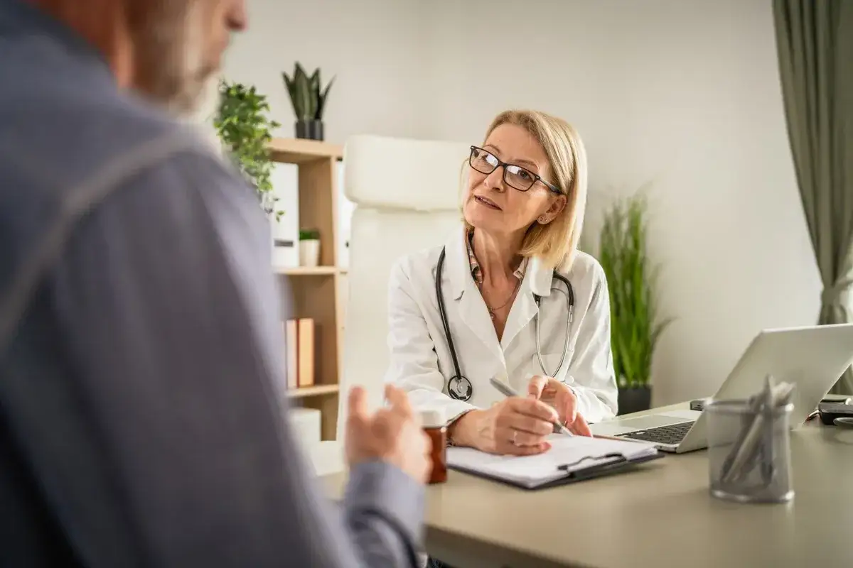 pacjent rozmawia z lekarzem nowe skierowanie