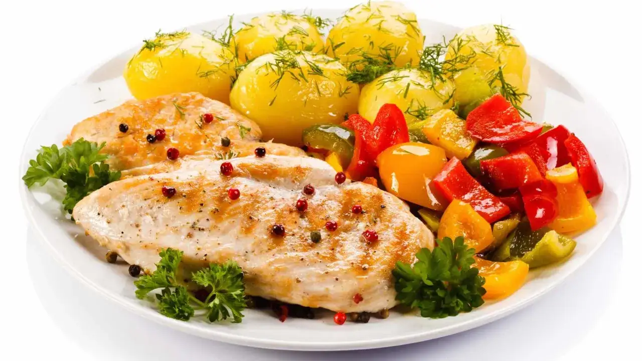 Piersi z kurczaka z ziemniakami i kolorową papryką – idealny pomysł, co można zrobić z piersią z kurczaka na obiad.