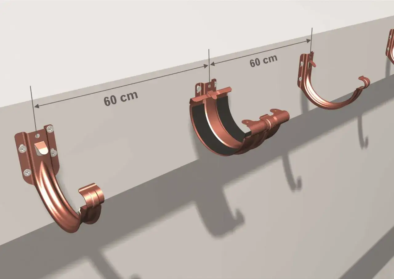 Uchwyty do rynny zamontowane co 60 cm. Miedziane elementy systemu rynnowego.