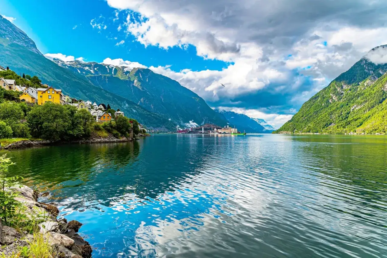 Kolorowe domki na zboczu góry nad fiordem, idealne miejsce, by zobaczyć, co zwiedzić w Bergen.