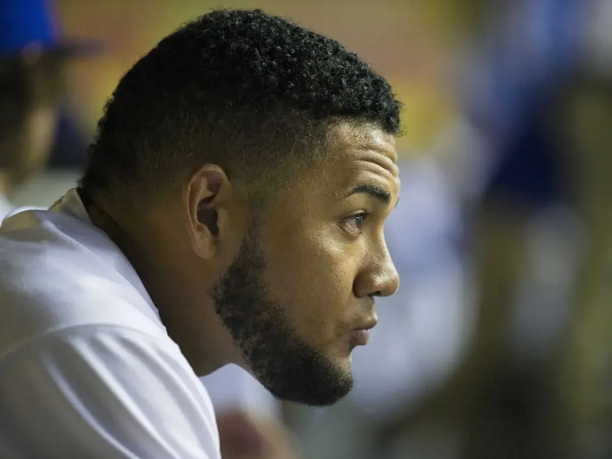 Jak wyznaczyć linię zarostu na szyi i policzkach