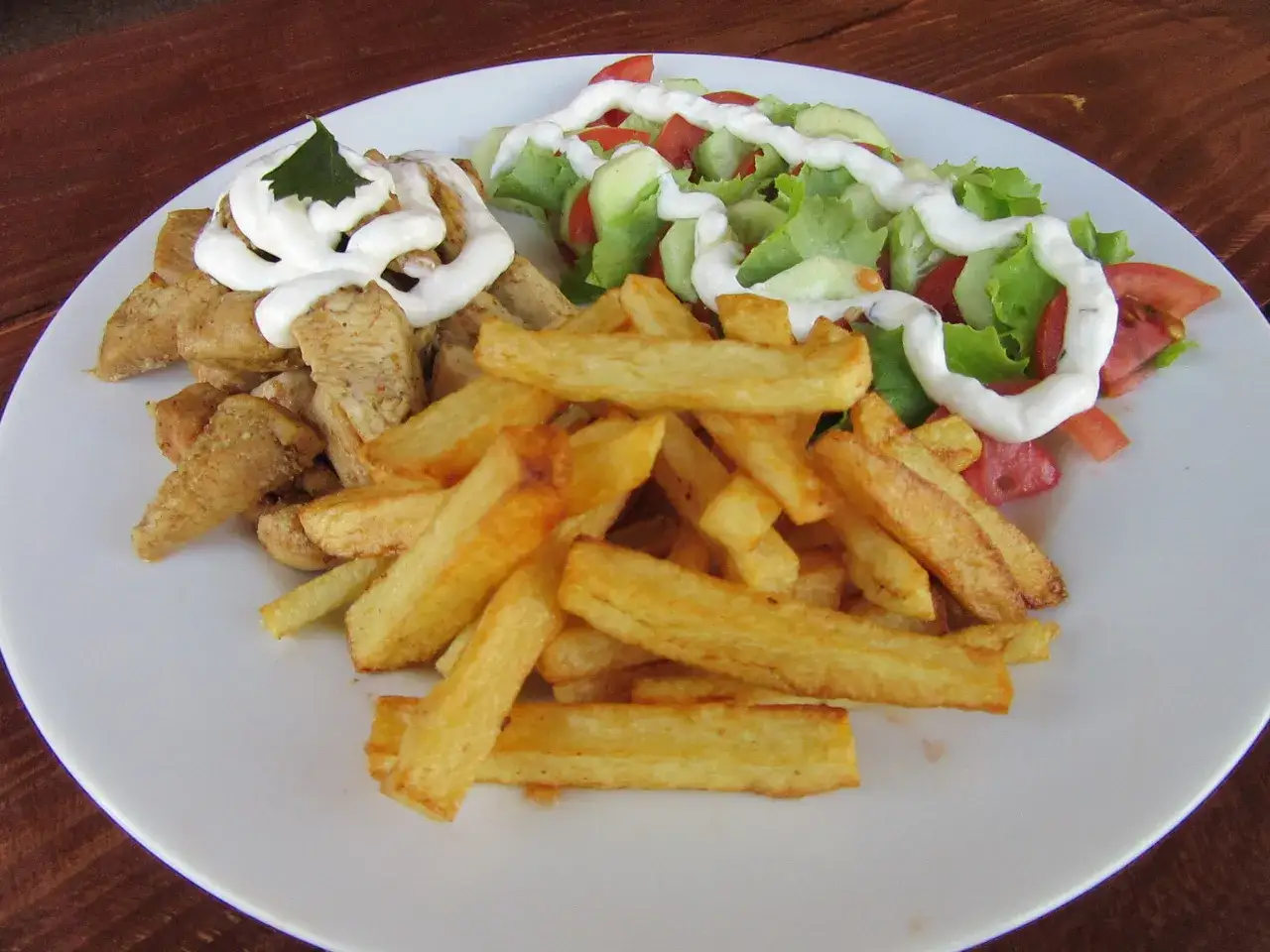 Porcja gyrosa z frytkami i sałatką. Zastanawiasz się, ile kalorii ma gyros z frytkami?