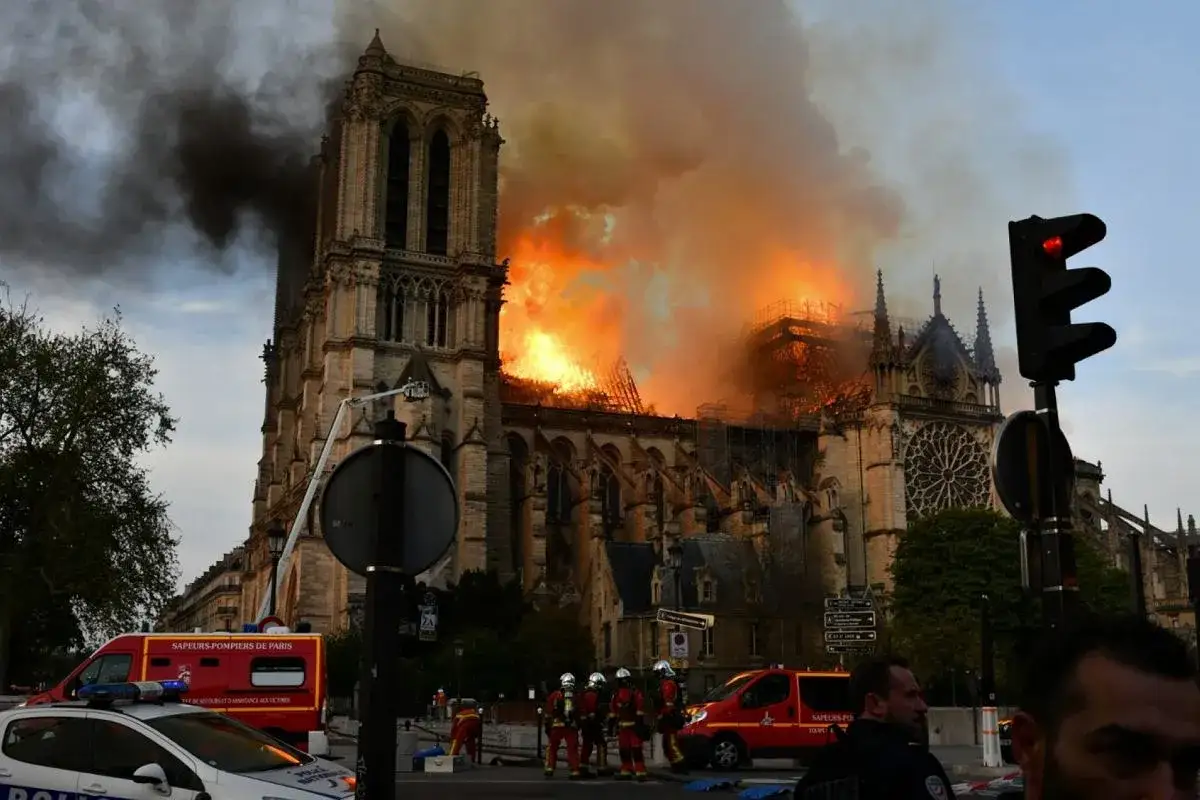 Pożar Notre Dame 2019 poezja