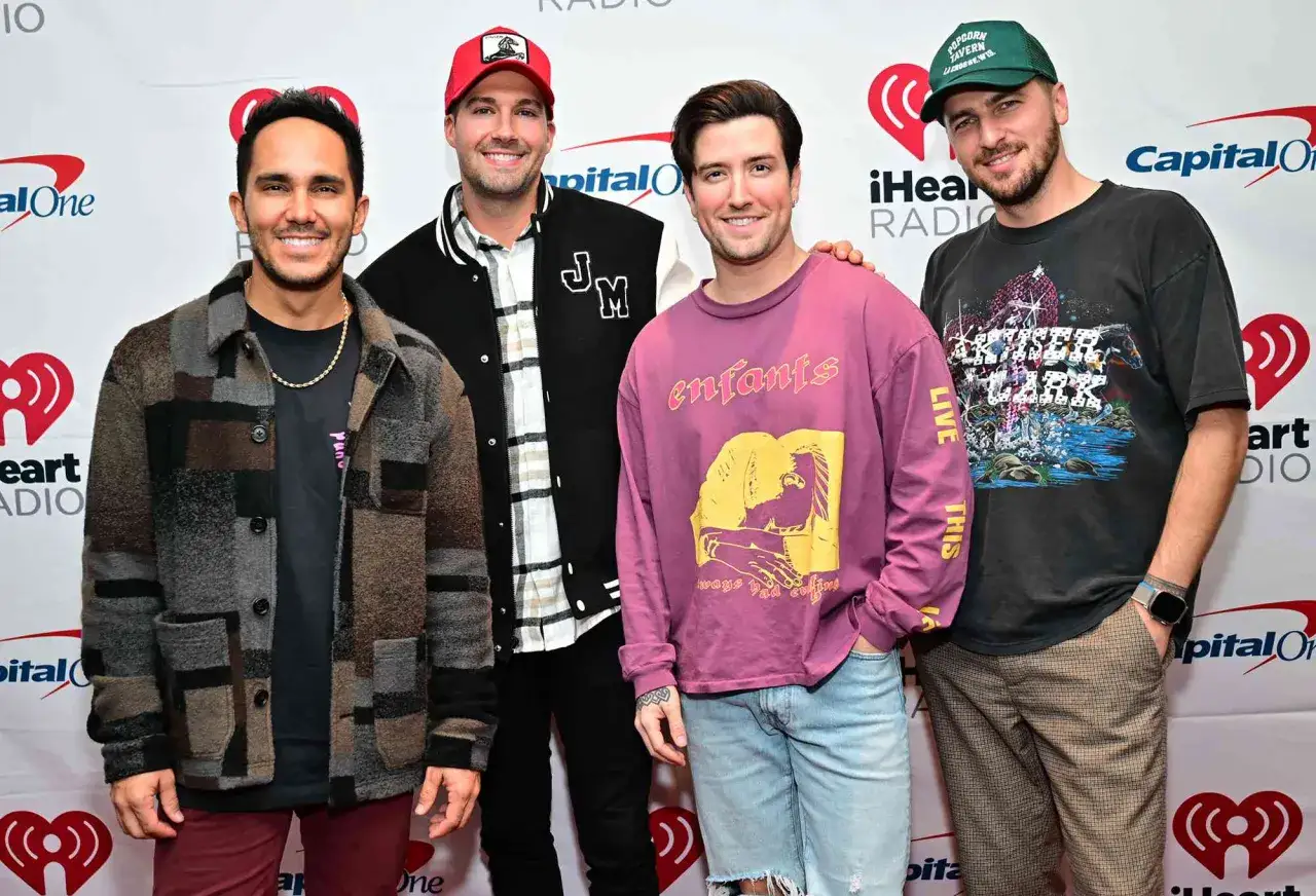 Członkowie Big Time Rush pozują do zdjęcia. James Maslow, Kendall Schmidt, Carlos PenaVega i Logan Henderson w stylowych strojach.