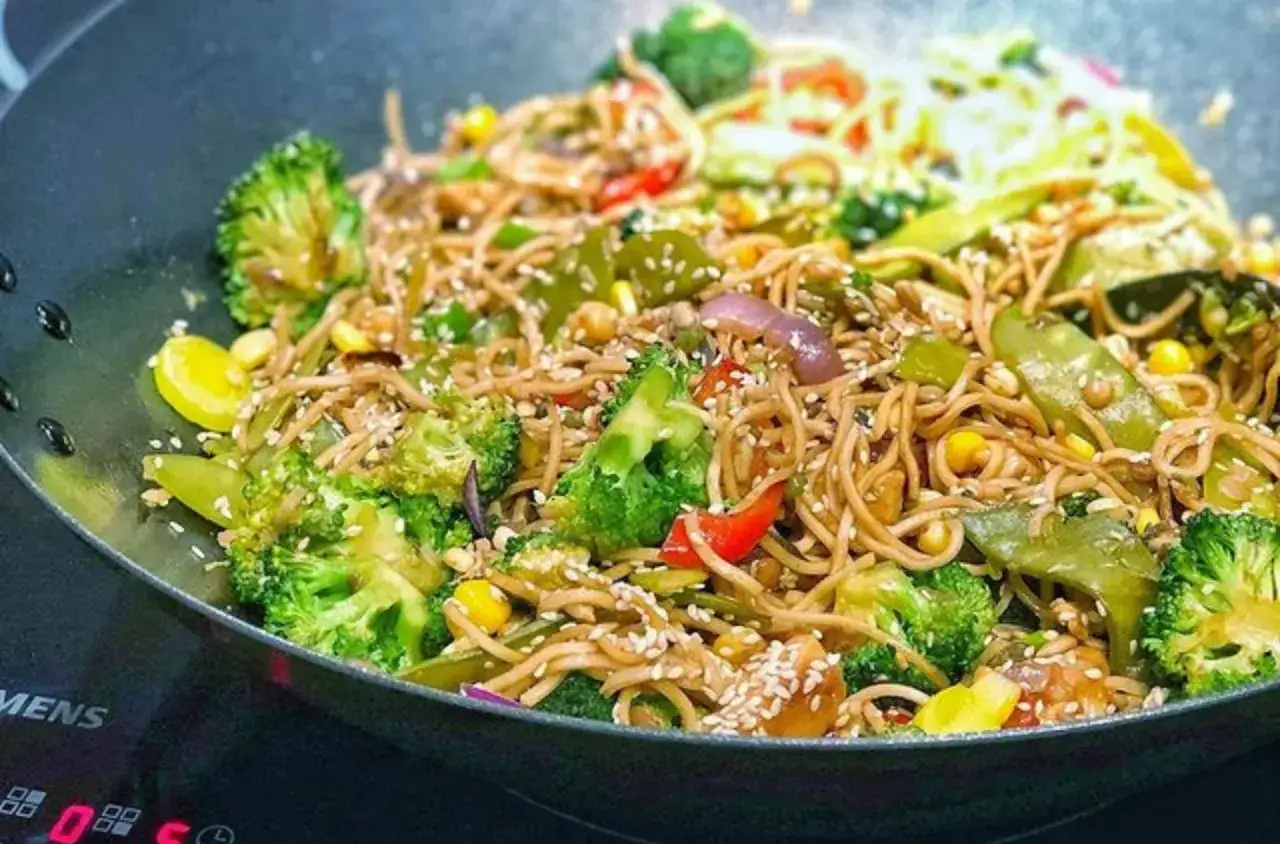 makaron chow mein na talerzu