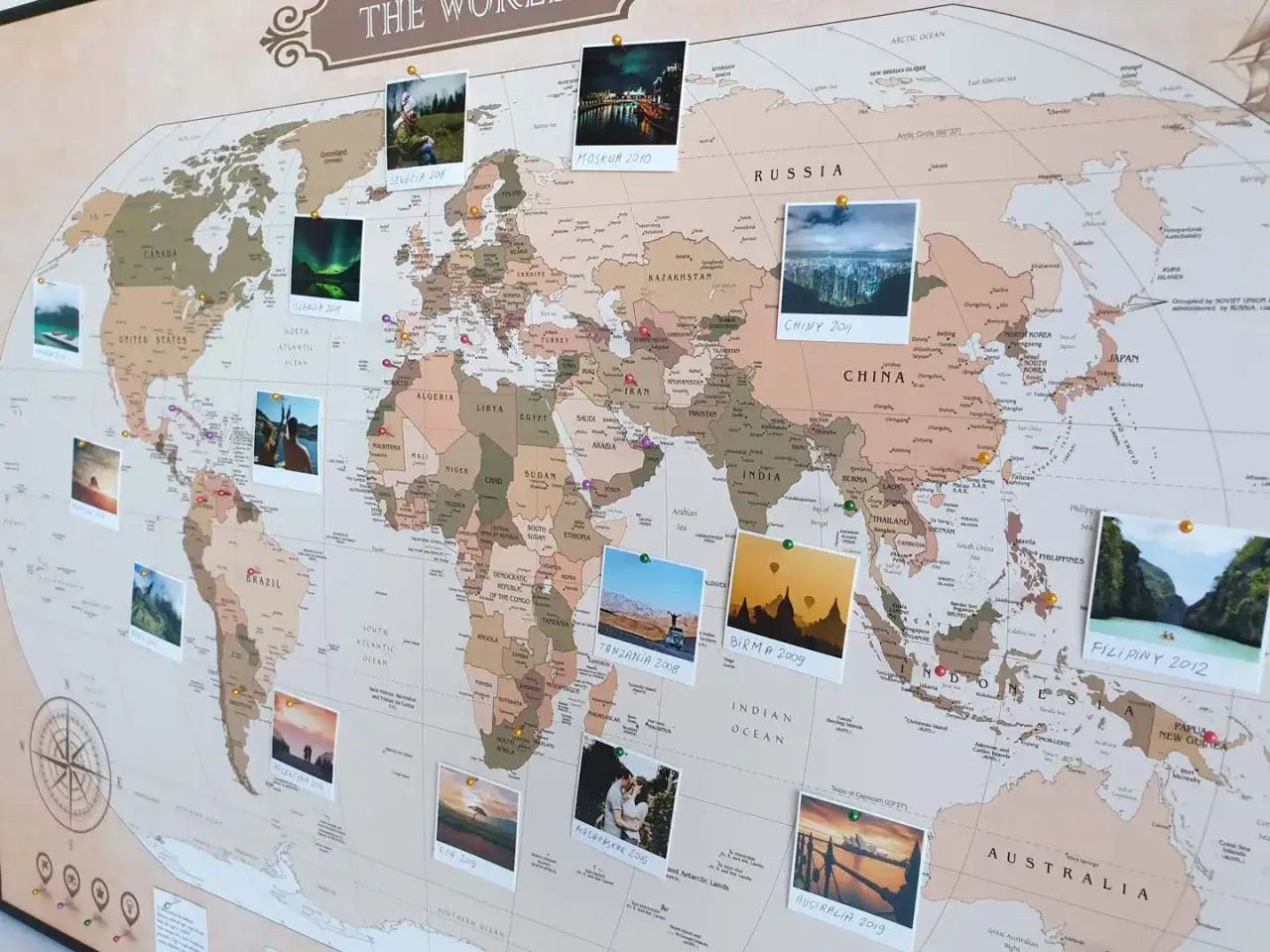 Mapa świata z zaznaczonymi popularnymi kierunkami podr&oacute;ży