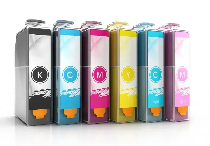 r&oacute;żne typy tusz&oacute;w i toner&oacute;w do drukarek