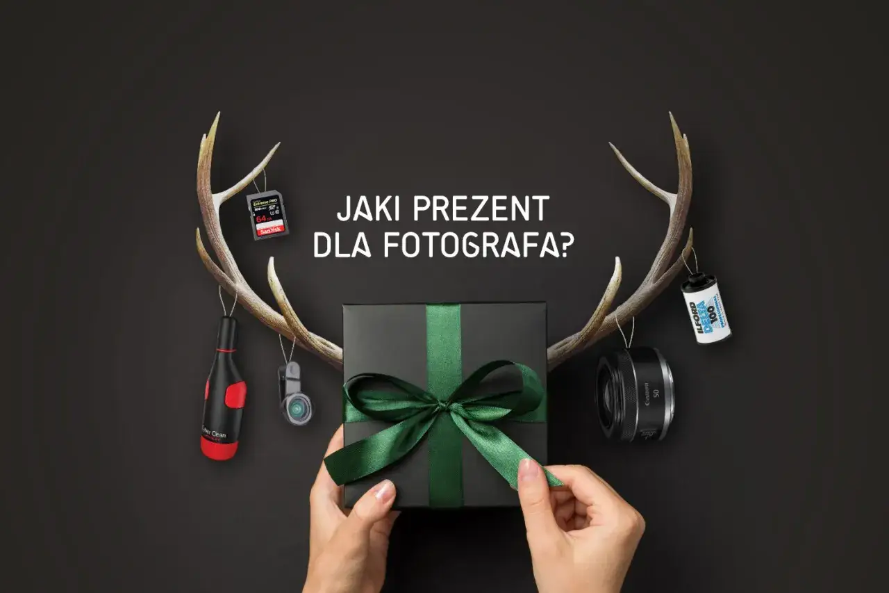 Szukasz najlepszych prezentów dla fotografa? Zobacz, co kryje się pod zieloną wstążką: karta pamięci, obiektyw, klisza i akcesoria.