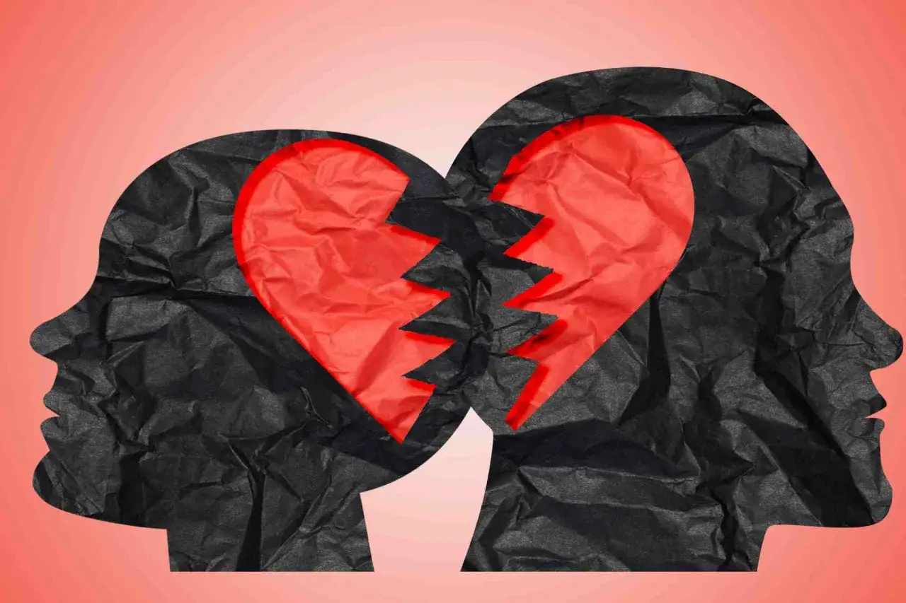 Dwa profile ludzkie z czarnego papieru, w kt&oacute;rych serce jest pęknięte na p&oacute;ł. Symbolizuje to b&oacute;l i rozczarowanie, być może mikrozdrada.