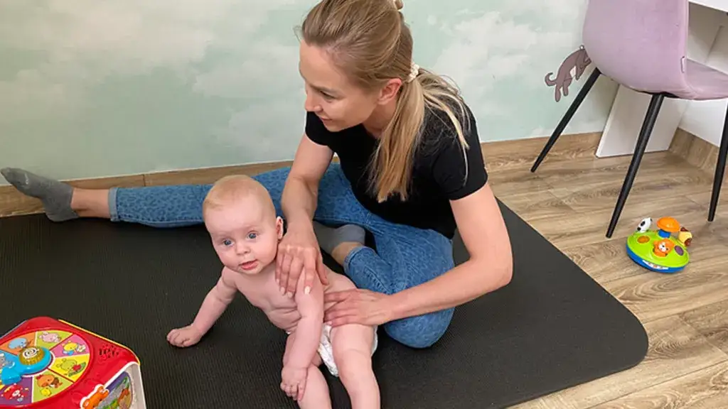 dziecko na rehabilitacji, fizjoterapeuta z niemowlęciem