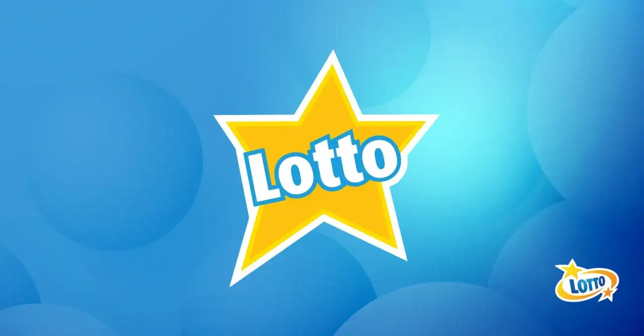 Logo Lotto na tle niebieskich kół. W Lotto Plus losuje się 6 z 49 liczb.