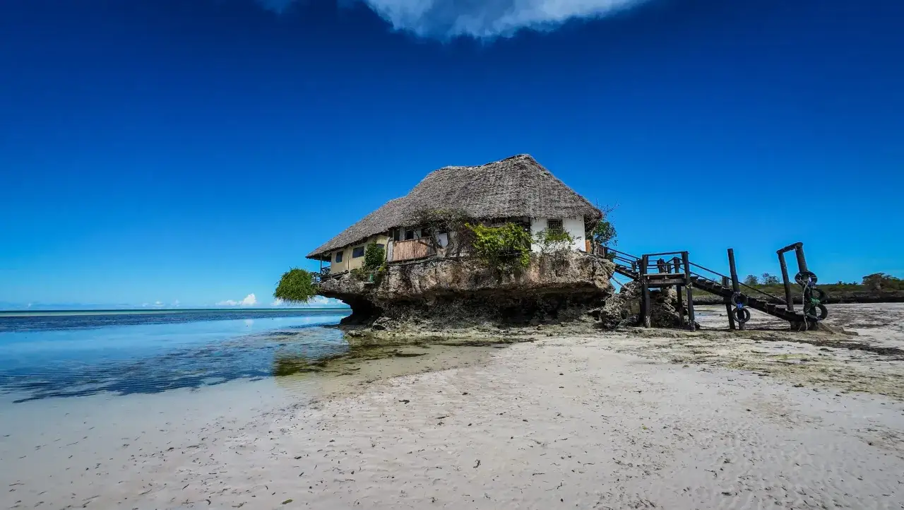 Wyjątkowy restauracja na skale, idealne miejsce na samodzielne Zanzibar. Widok na ocean i plażę.