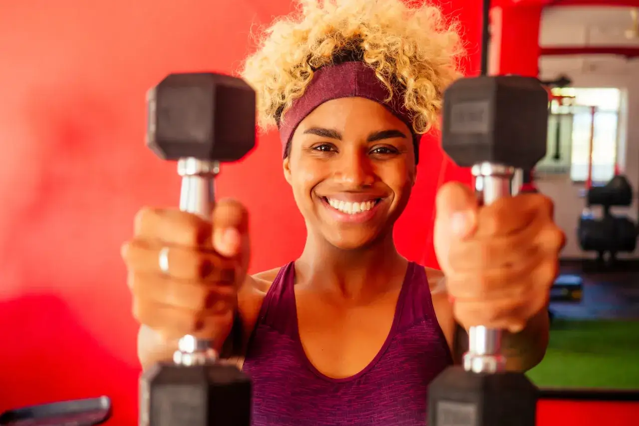 osoba zmotywowana do odchudzania, uśmiechnięta, ćwicząca