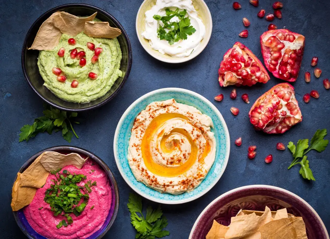 Kolorowe pasty na kanapki: zielona z granatem, r&oacute;żowa z ziołami i klasyczny hummus z oliwą. Idealne na przekąskę!