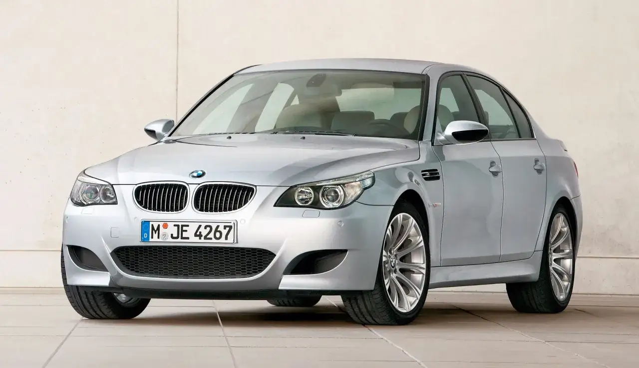 Srebrne BMW E60 M5, sportowy sedan, którego **spalanie** budzi emocje.