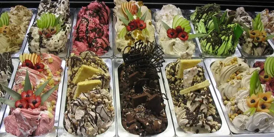R&oacute;żne smaki rzemieślniczego gelato w Rzymie