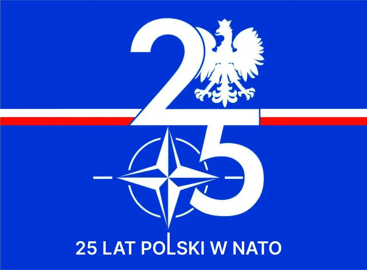 25 lat Polski w NATO. Biały orzeł na tle cyfry 25 i gwiazdy NATO symbolizuje partnerstwo dla pokoju.