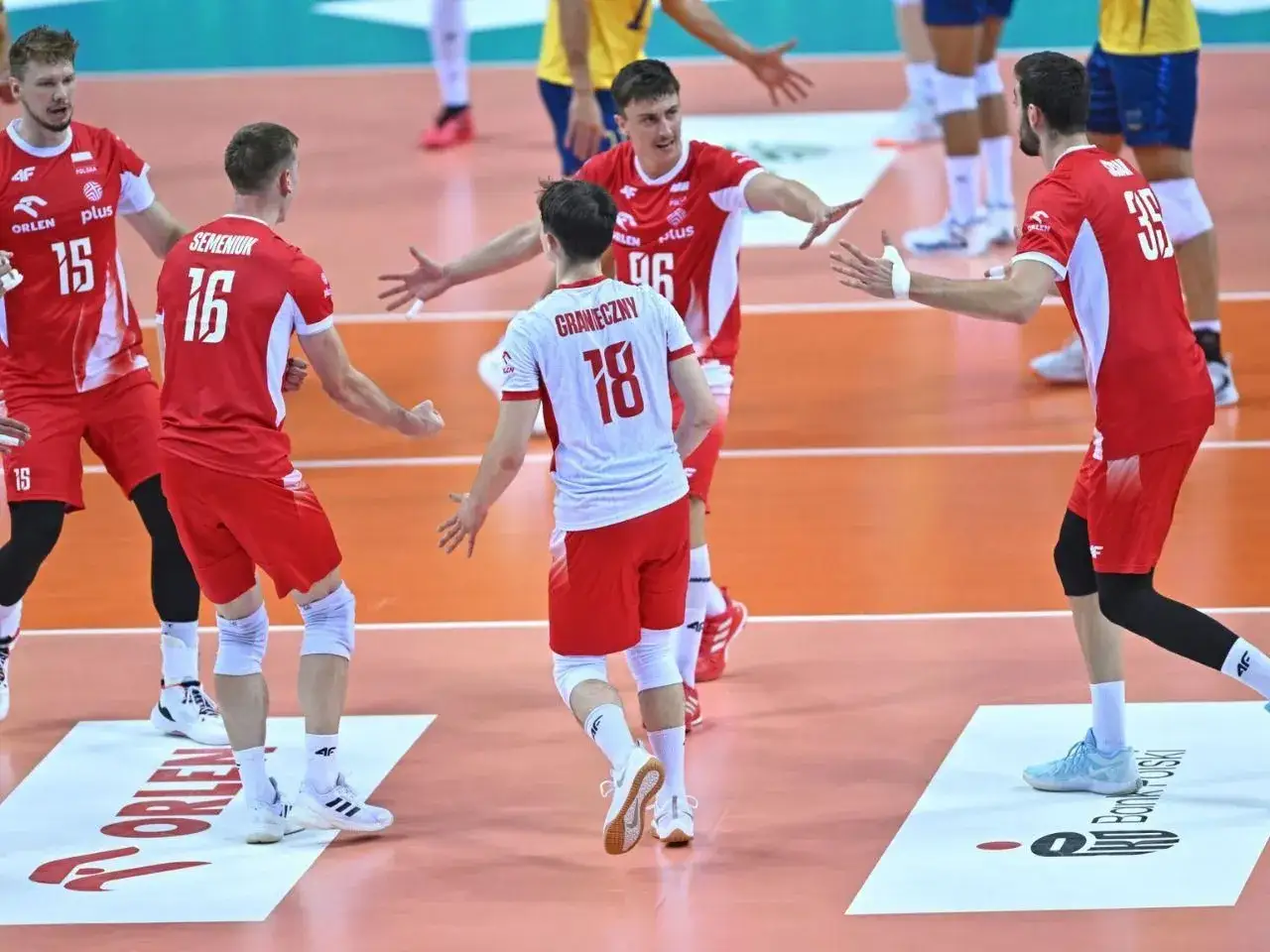 Siatkarze Polski świętują zwycięstwo. Ich forma może zapewnić im wysokie miejsce w mistrzostwa świata siatkówka tabela.