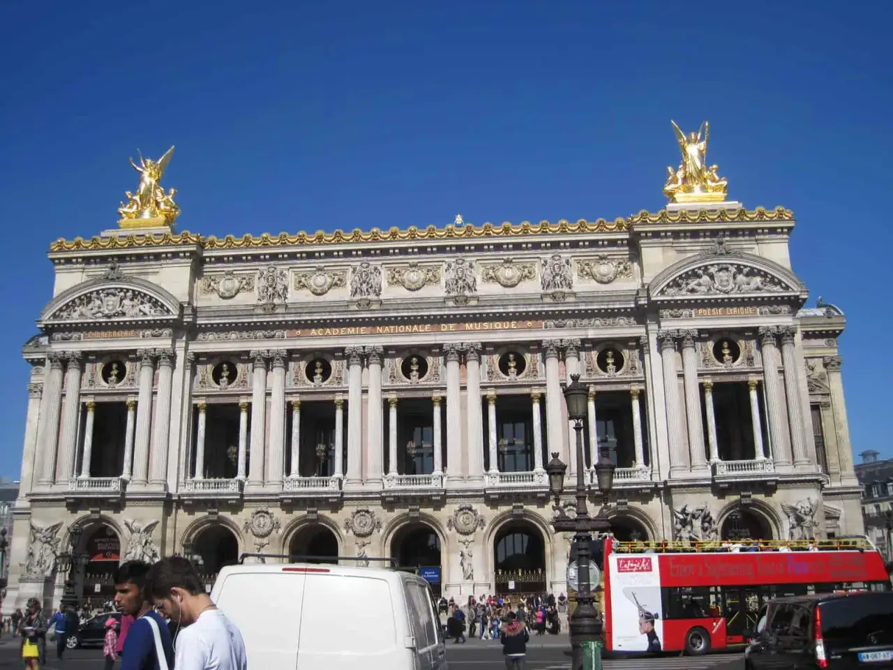 Wspaniała Opera Garnier, serce 9 dzielnicy Paryża, lśni złotem pod błękitnym niebem.