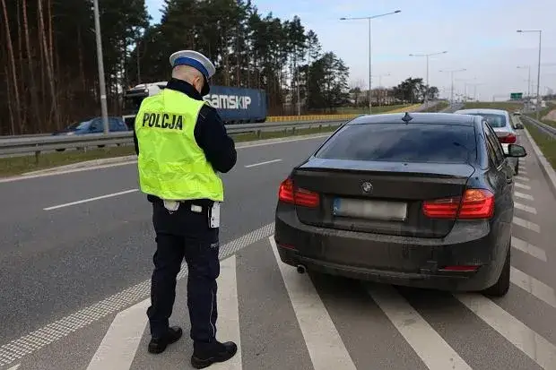 kierowca rozmawia z policjantem mandat drogowy