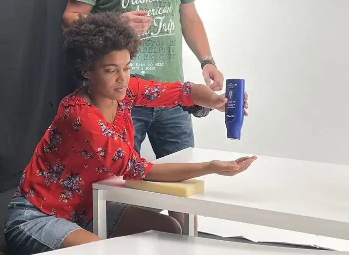 modelka dłoni na planie zdjęciowym