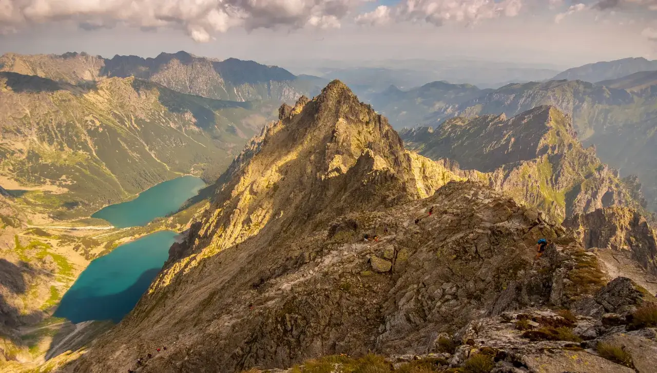 Szlak na Rysy: czas przejścia zależy od kondycji, ale widok wynagradza wysiłek. Wspaniałe jeziora i skaliste szczyty Tatr.