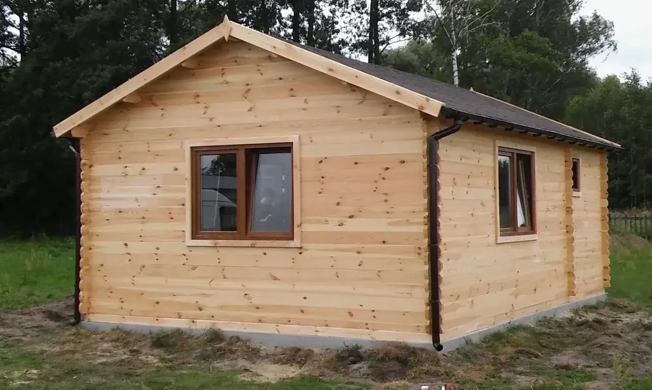 Nowy, drewniany domek letniskowy. Zastanawiasz się, ile kosztuje budowa domku letniskowego drewnianego? Oto przykład.