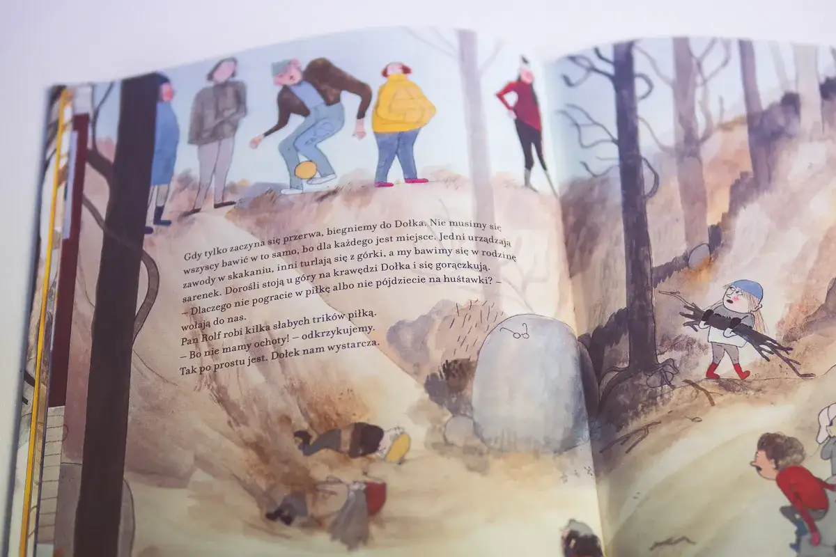 Ilustracja ze skandynawskich książek dla dzieci: dzieci bawią się w lesie, toczą się z g&oacute;rki i grają w piłkę.