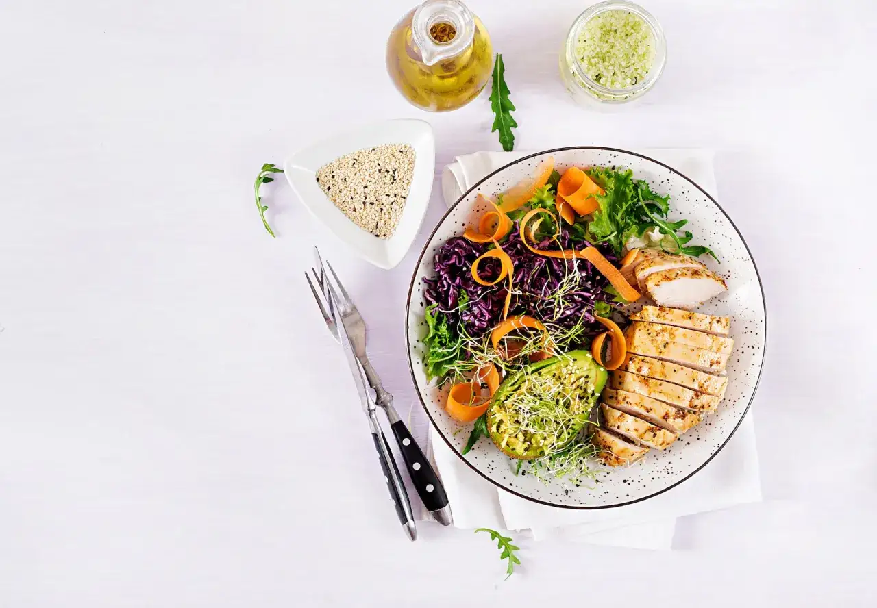 Kolorowa sałatka z kurczakiem, awokado i warzywami. Idealna na dietę keto, kt&oacute;ra może trwać długo, jeśli jest dobrze zbilansowana.