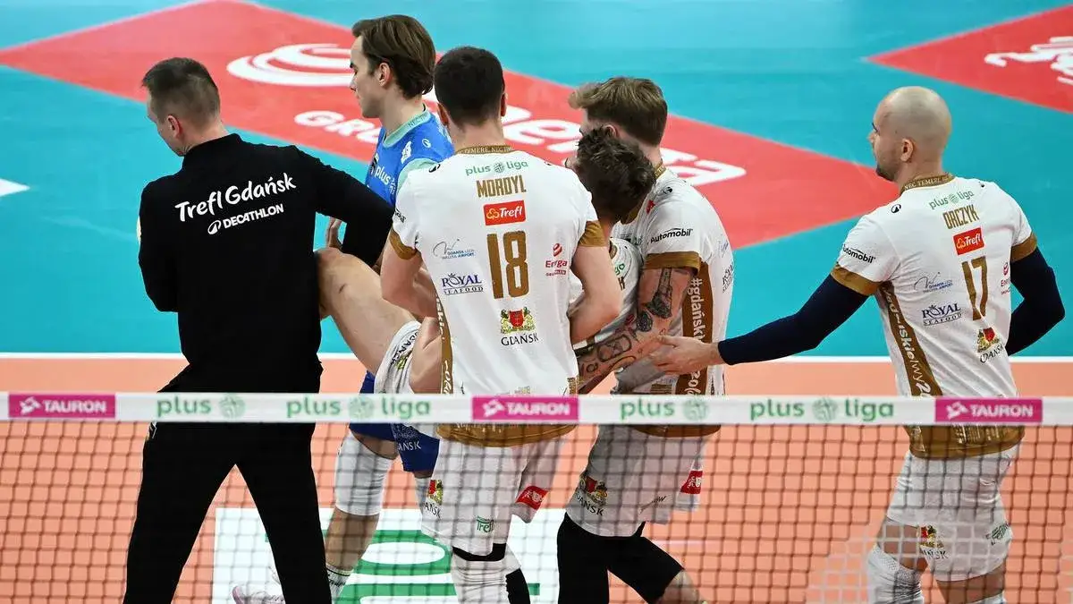 Siatkarze zmieniający strony boiska podczas meczu