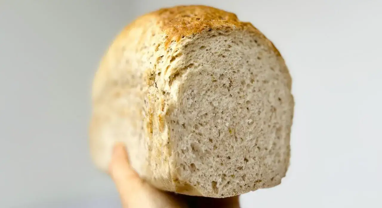 Puszysty chleb bezglutenowy, idealny na kanapki. Oto prosty przepis na pyszny, domowy wypiek.