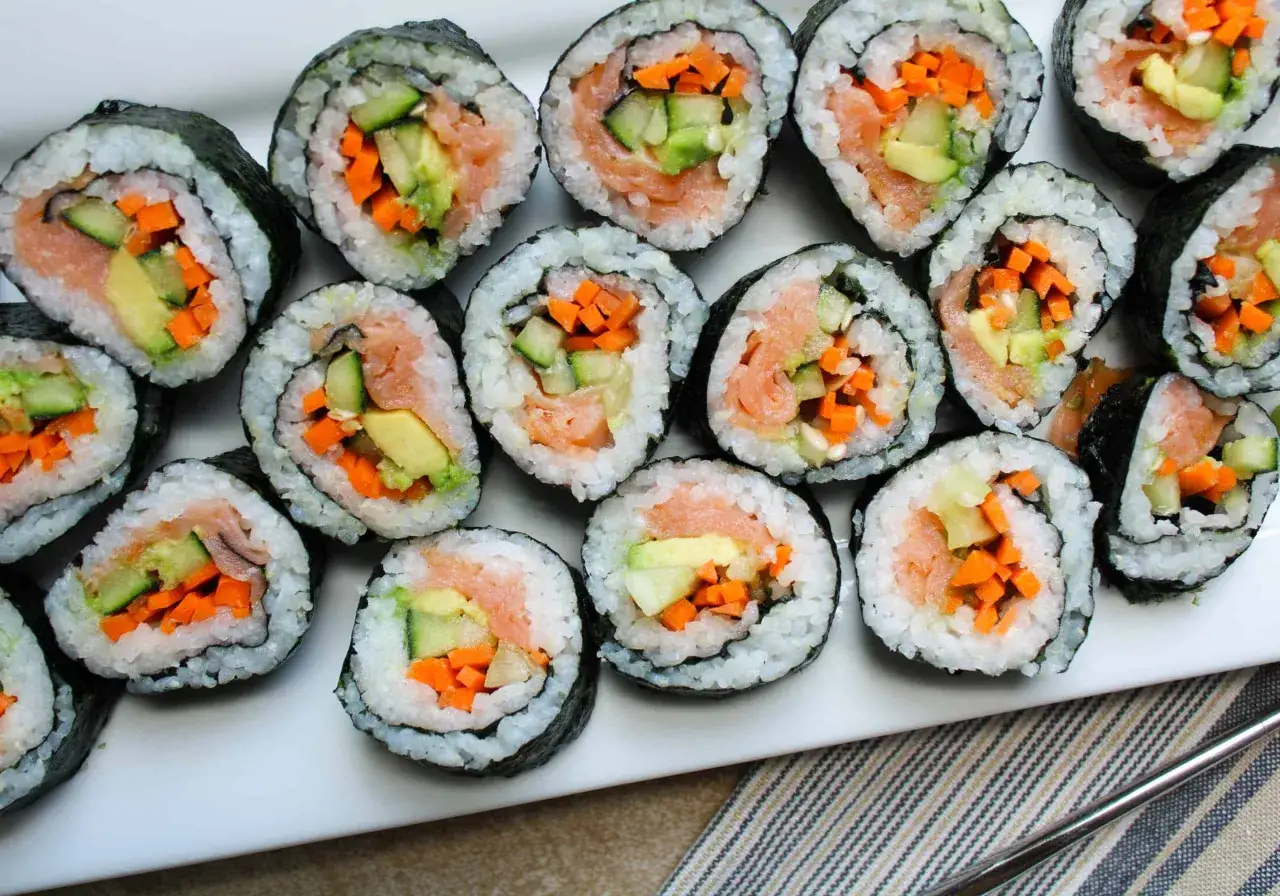 Roladki sushi z łososiem, awokado, ogórkiem i marchewką. Czy sushi jest lekkostrawne? Zależy od składników, ale te warzywa i ryba są dobrym wyborem.
