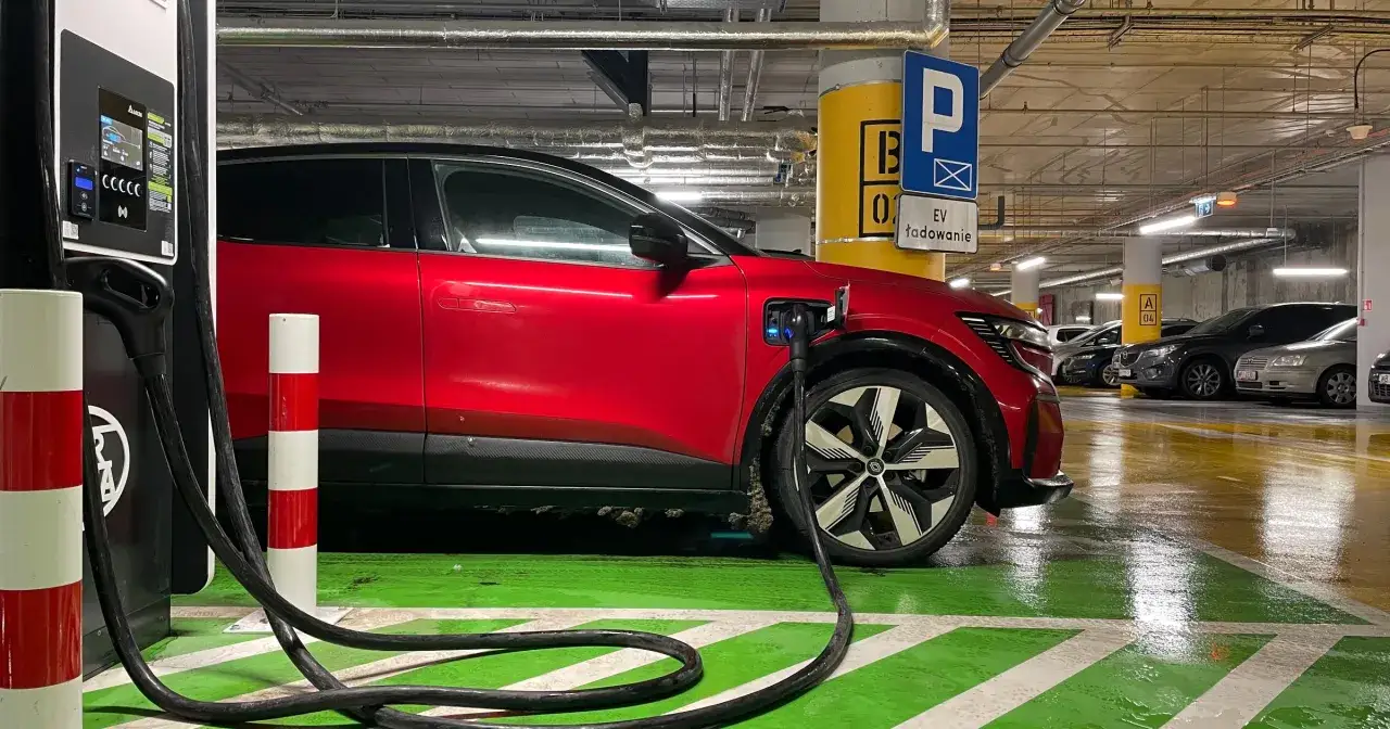 Przykładowa kalkulacja koszt&oacute;w przejazdu samochodem elektrycznym i spalinowym