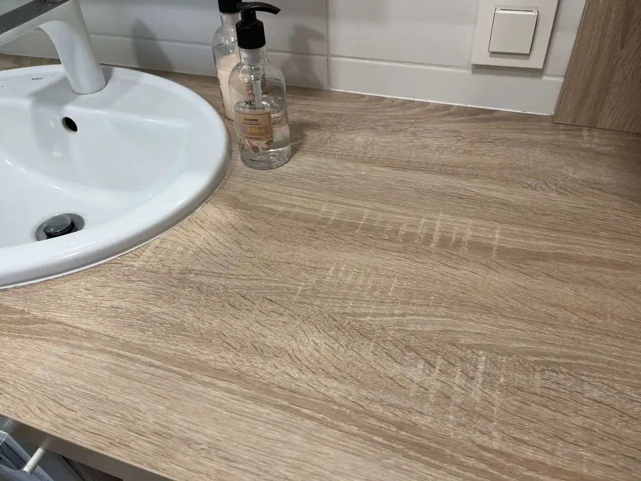 Różne rodzaje blatów łazienkowych materiały