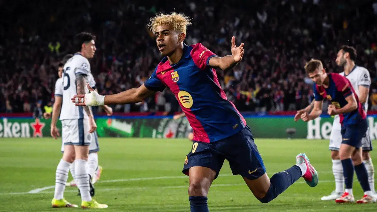Piłkarz Barcelony z blond włosami świętuje bramkę. Czy Barcelona odpadła z Ligi Mistrzów?