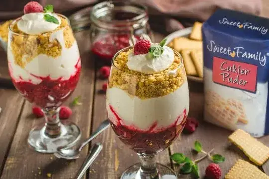 Desery z kremem mascarpone i galaretką