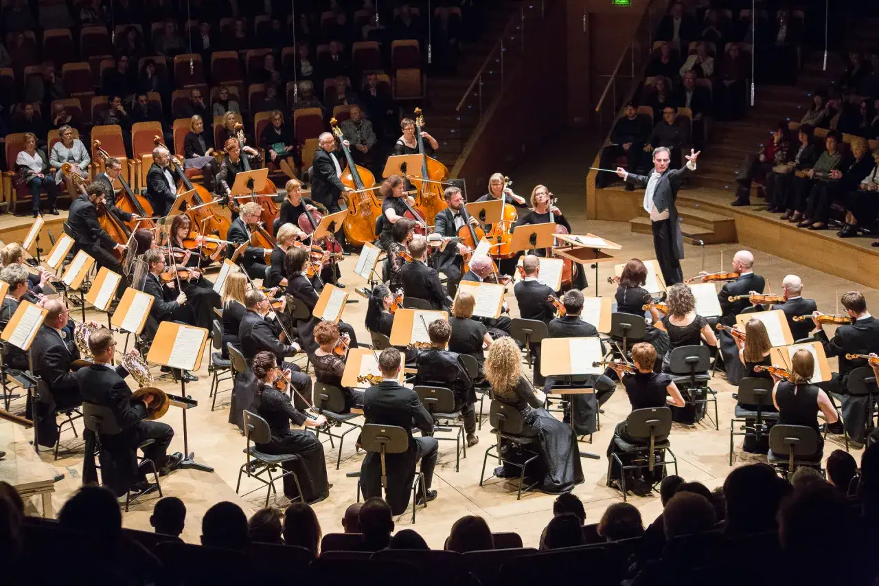 wnętrze filharmonii publiczność orkiestra