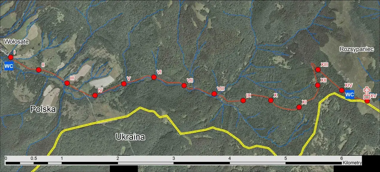 Mapa szlaku turystycznego na Tarnicę, z zaznaczonymi punktami kontrolnymi (I-XV), WC i granicą polsko-ukraińską.