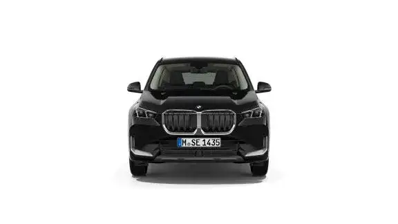 BMW X1 U11 widok z przodu i z boku