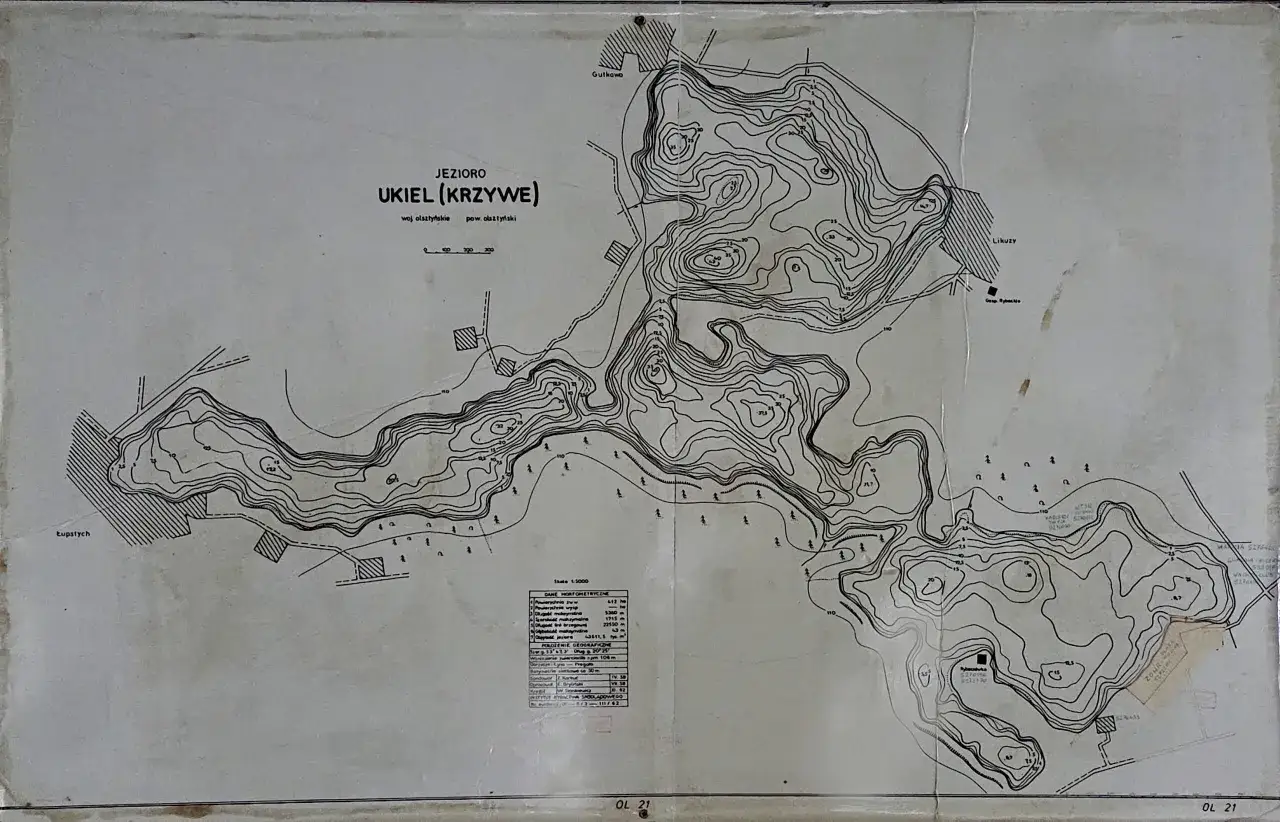 Mapa batymetryczna Jeziora Ukiel (Krzywe) koło Olsztyna. Pokazuje głębokość i ukształtowanie dna. Ile jest jezior w Olsztynie? To jedno z nich.